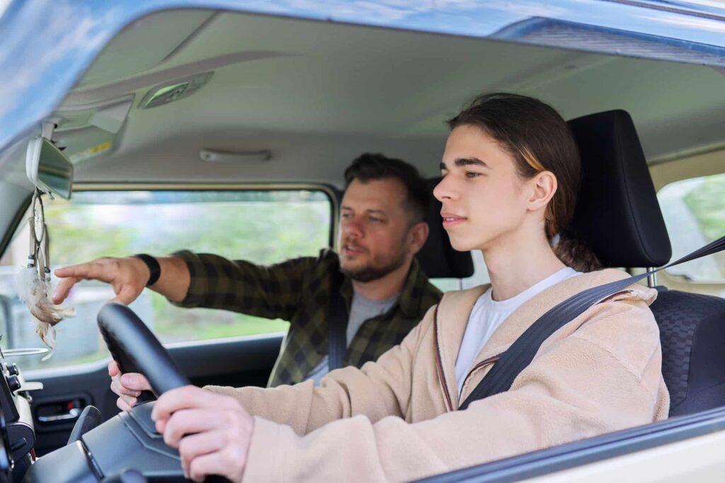 un père apprend à son fils la conduite